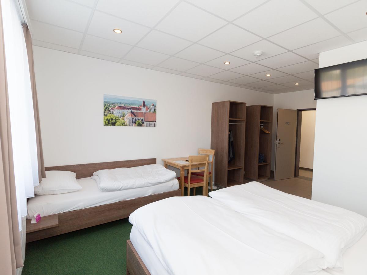 Winbudget "Bed&Breakfast" Wiener Neustadt Buitenkant foto
