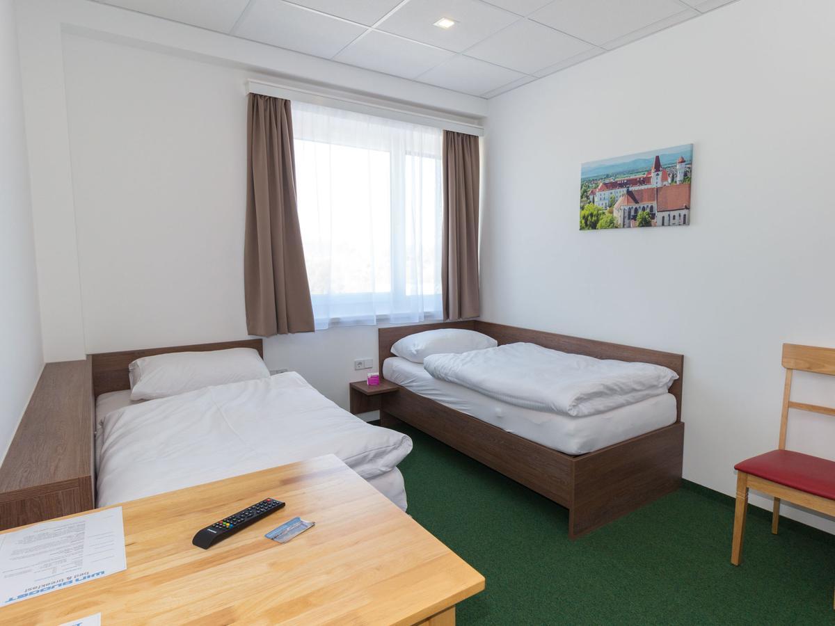 Winbudget "Bed&Breakfast" Wiener Neustadt Buitenkant foto
