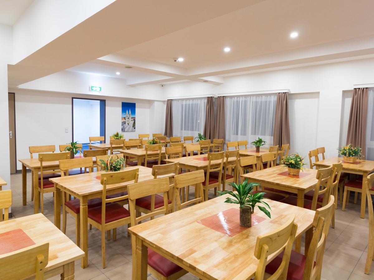 Winbudget "Bed&Breakfast" Wiener Neustadt Buitenkant foto