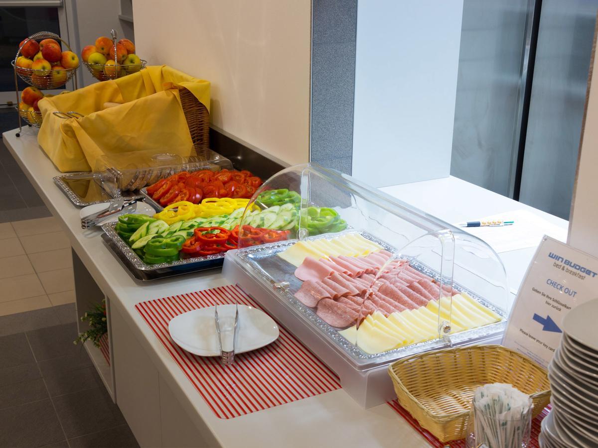 Winbudget "Bed&Breakfast" Wiener Neustadt Buitenkant foto