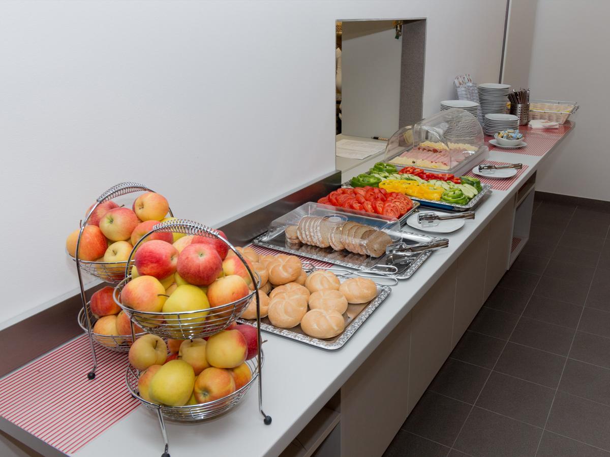Winbudget "Bed&Breakfast" Wiener Neustadt Buitenkant foto
