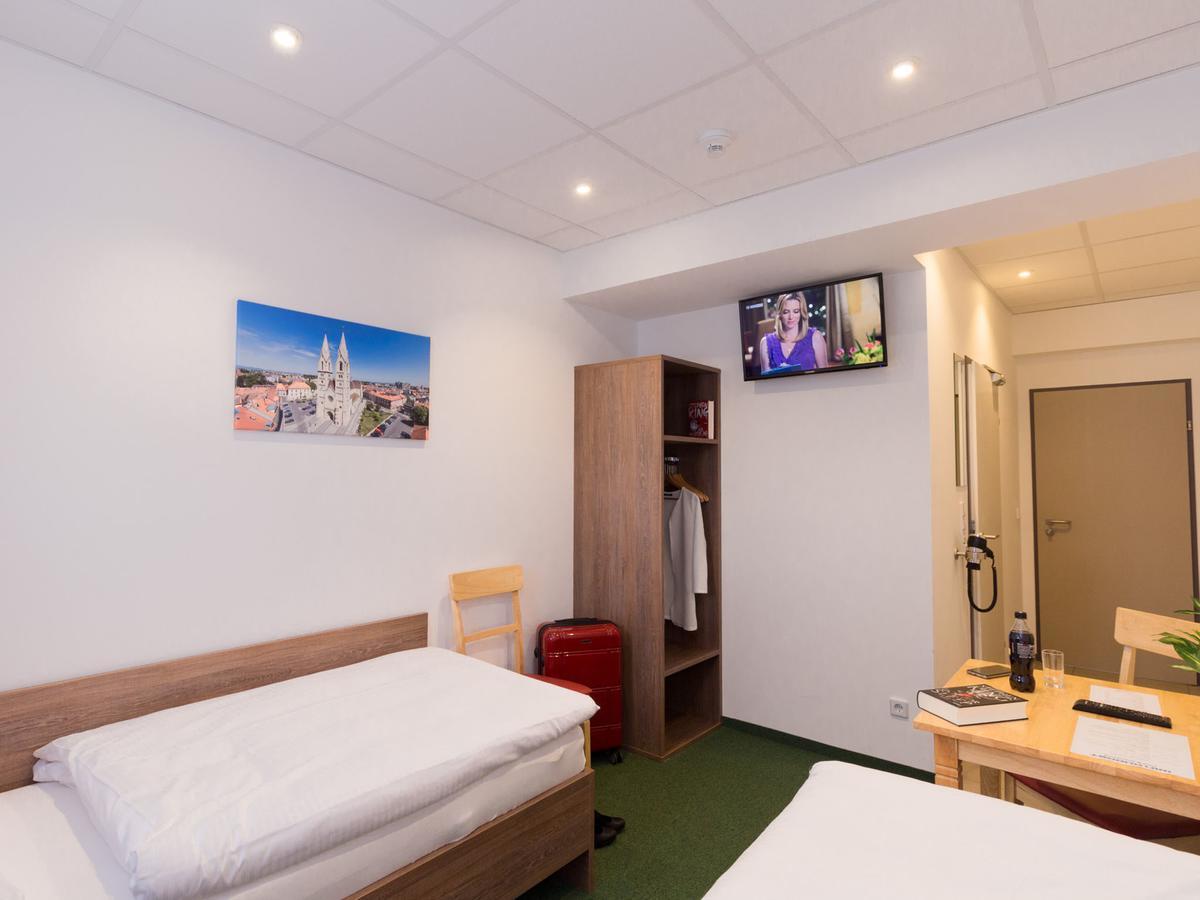 Winbudget "Bed&Breakfast" Wiener Neustadt Buitenkant foto