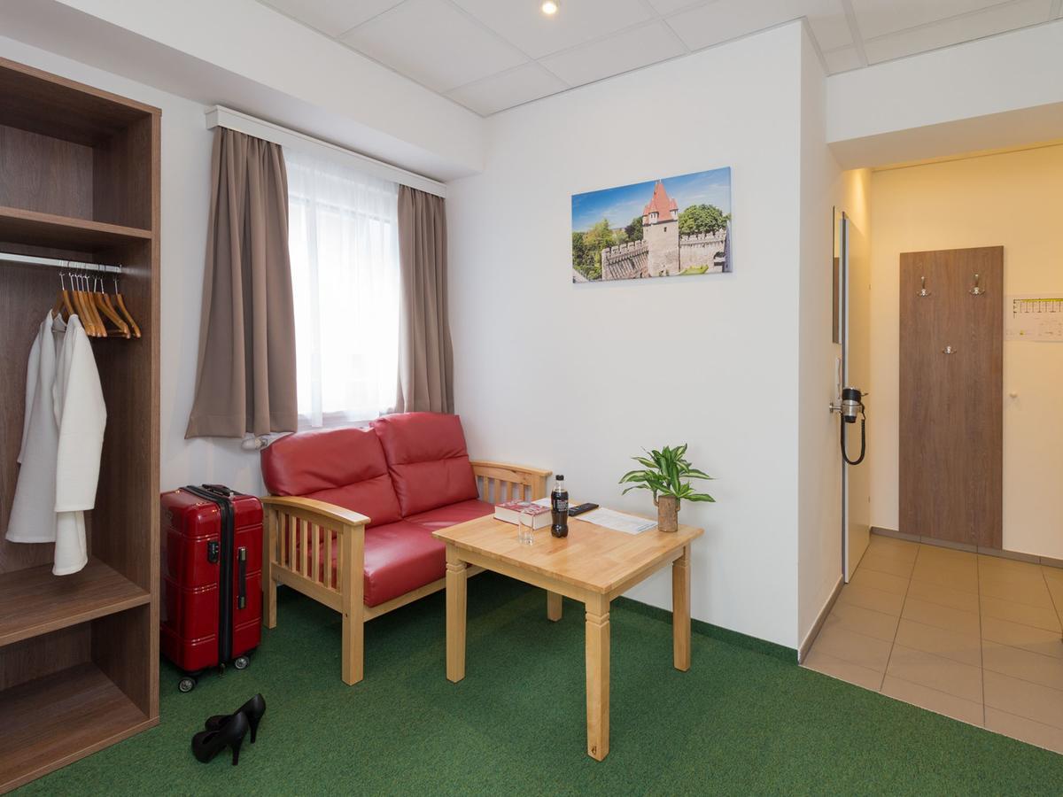 Winbudget "Bed&Breakfast" Wiener Neustadt Buitenkant foto