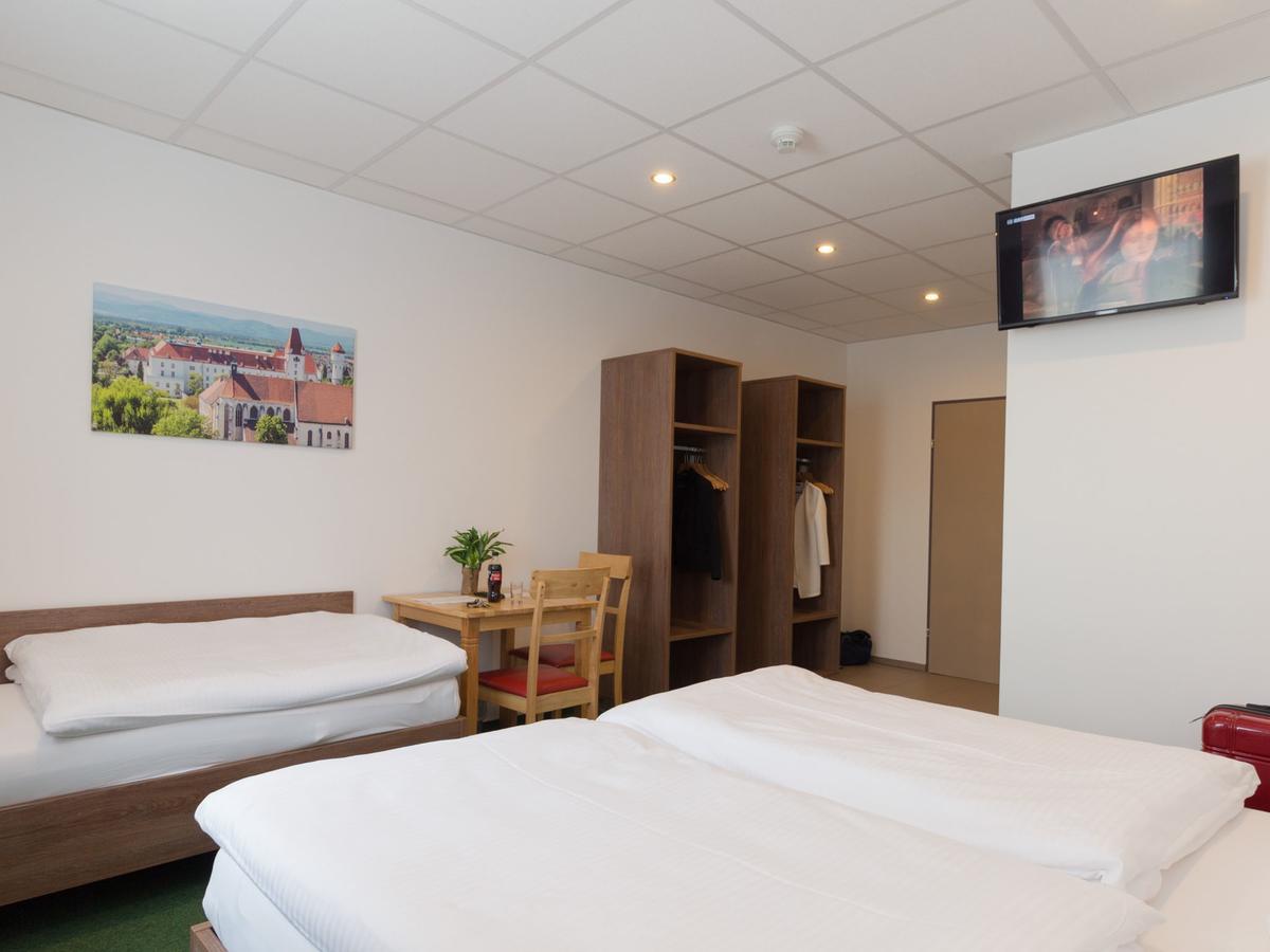 Winbudget "Bed&Breakfast" Wiener Neustadt Buitenkant foto