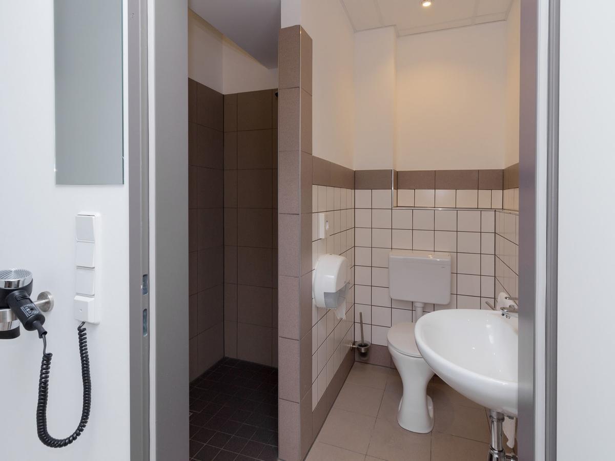 Winbudget "Bed&Breakfast" Wiener Neustadt Buitenkant foto