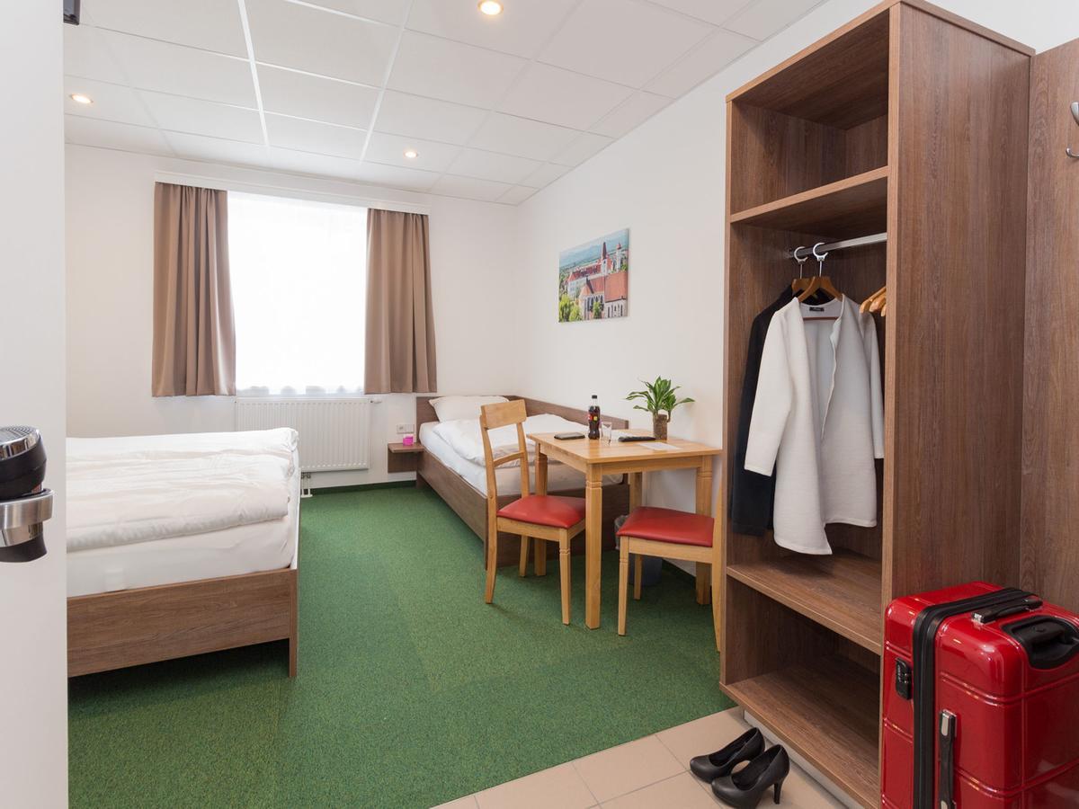 Winbudget "Bed&Breakfast" Wiener Neustadt Buitenkant foto
