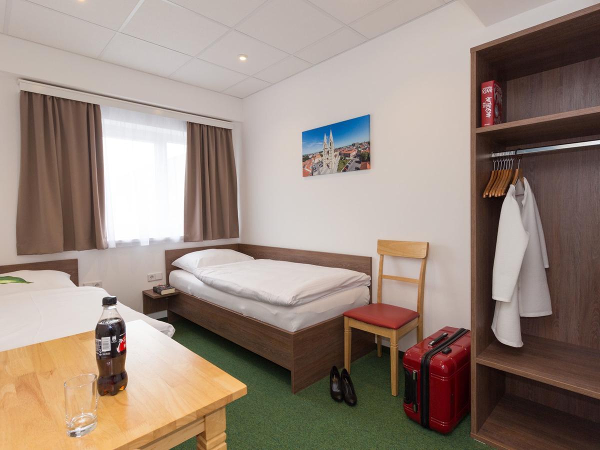 Winbudget "Bed&Breakfast" Wiener Neustadt Buitenkant foto