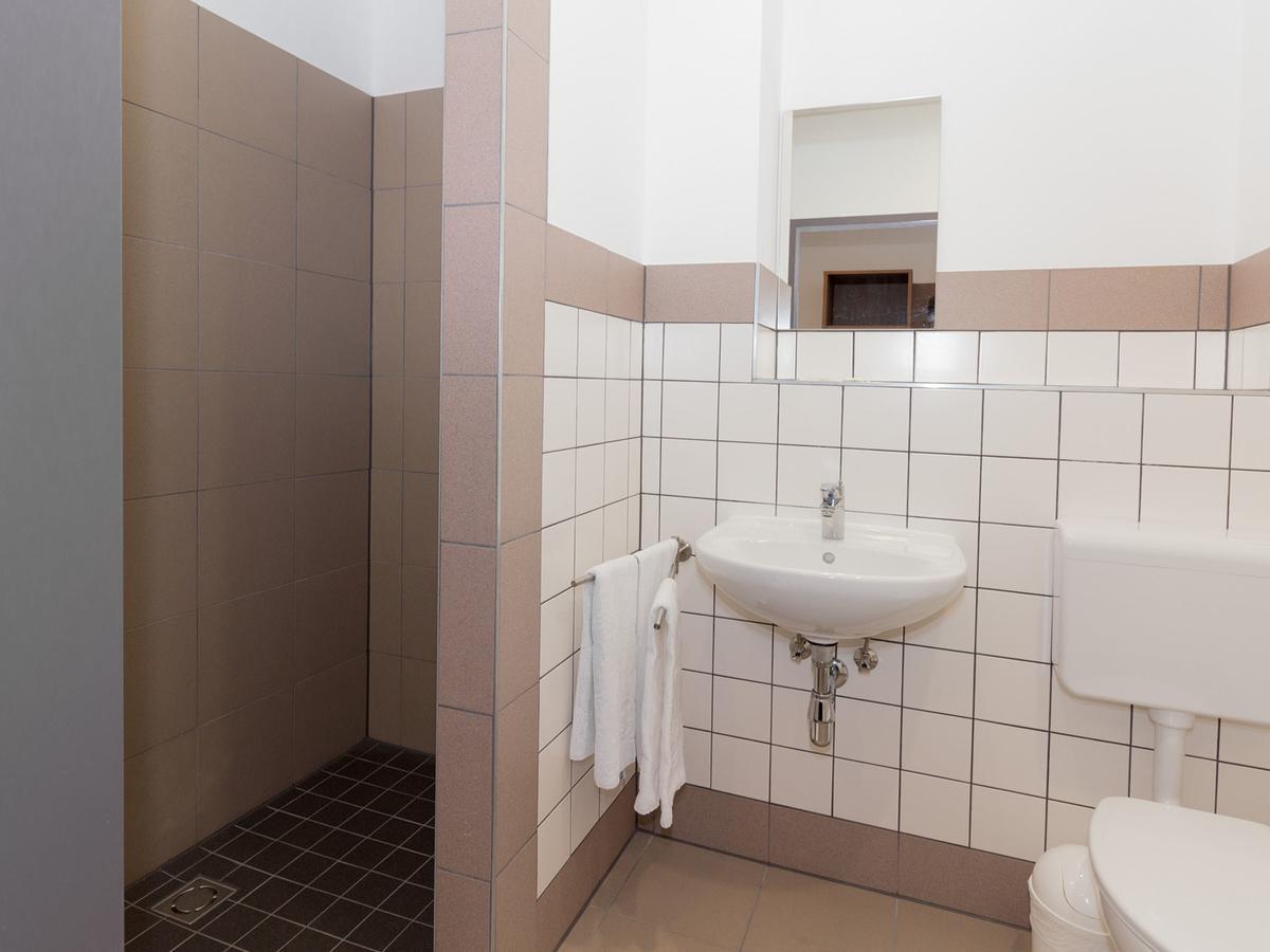 Winbudget "Bed&Breakfast" Wiener Neustadt Buitenkant foto