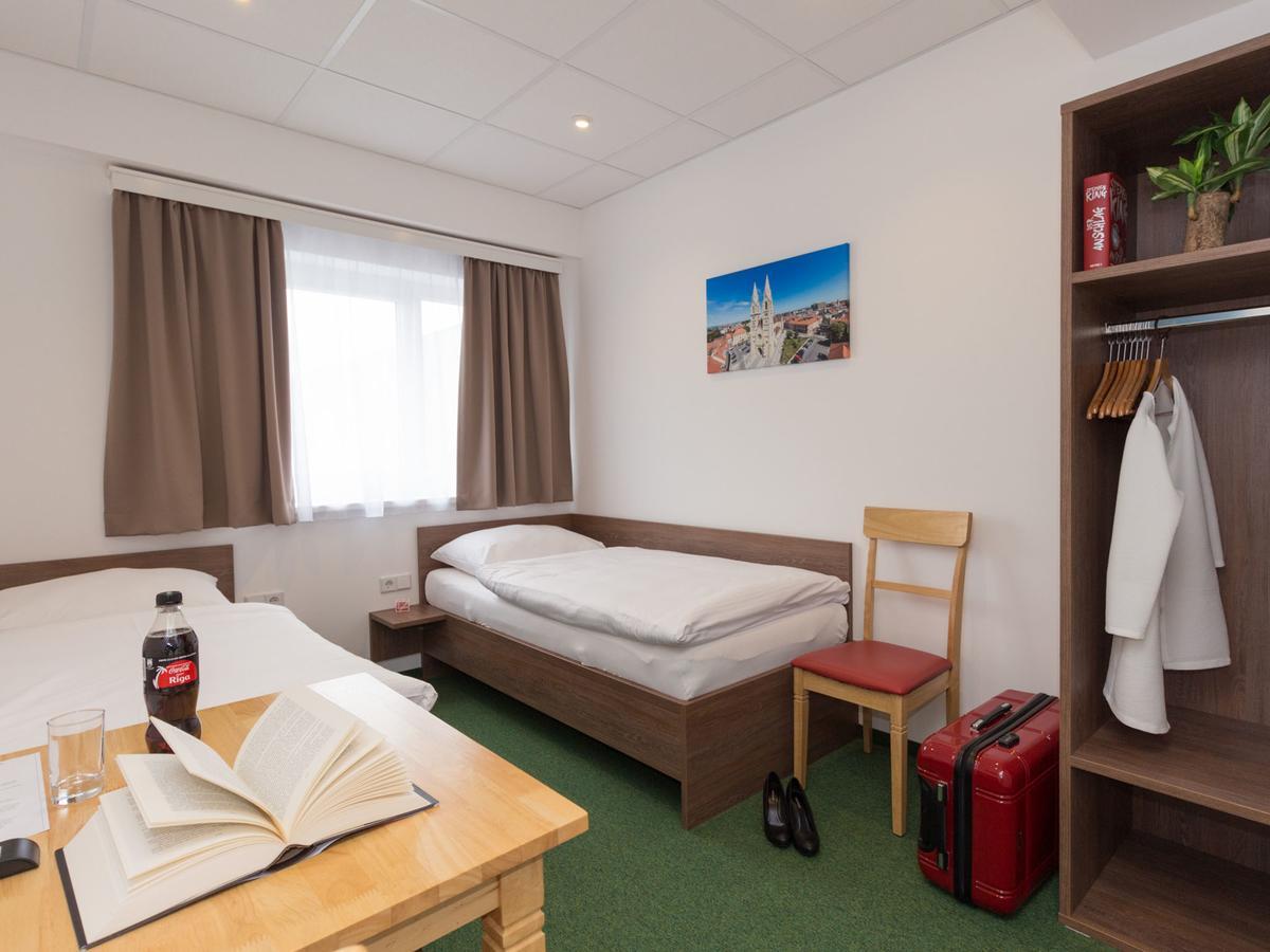 Winbudget "Bed&Breakfast" Wiener Neustadt Buitenkant foto