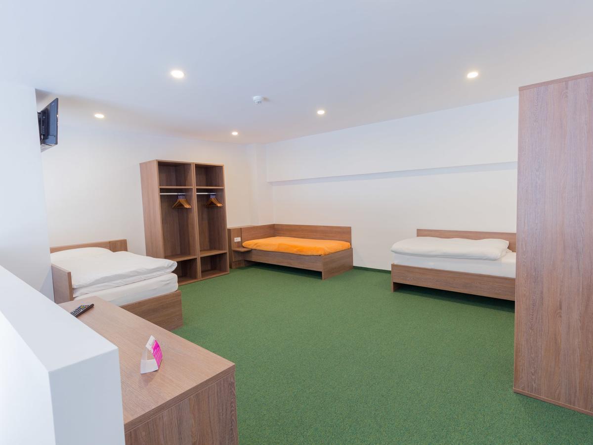 Winbudget "Bed&Breakfast" Wiener Neustadt Buitenkant foto