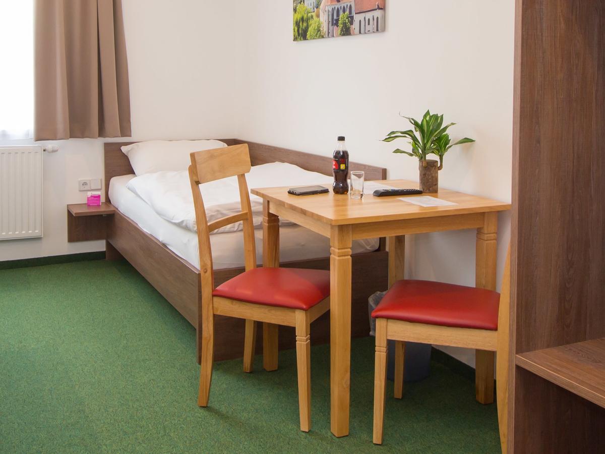 Winbudget "Bed&Breakfast" Wiener Neustadt Buitenkant foto