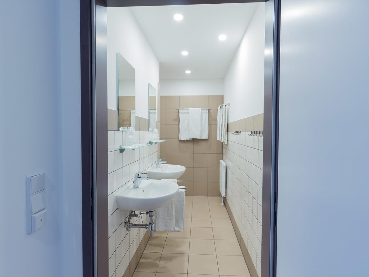 Winbudget "Bed&Breakfast" Wiener Neustadt Buitenkant foto
