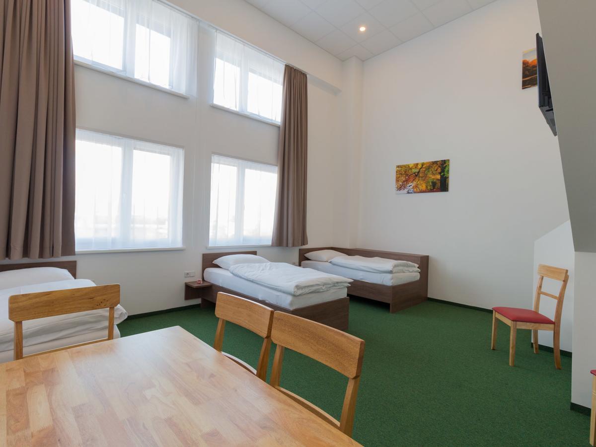 Winbudget "Bed&Breakfast" Wiener Neustadt Buitenkant foto
