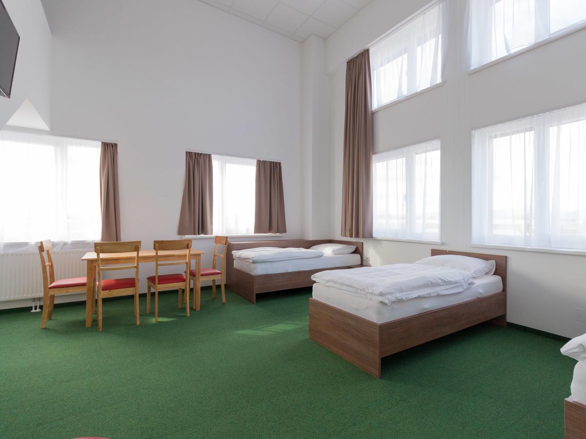 Winbudget "Bed&Breakfast" Wiener Neustadt Buitenkant foto